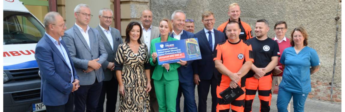 Szpital otrzymał pieniądze na zakup nowej karetki 