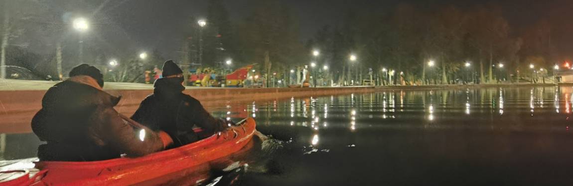 Spływ rzeką, kajak, noc