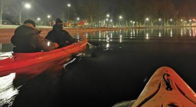 Spływ rzeką, kajak, noc